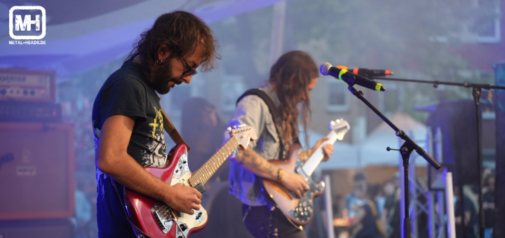 Aufnahme von der Bühnenseit: Neptunian Maximalism live auf dem Platzhirsch Festival 2023: Zwei Musiker konzentrieren sich auf ihr Gitarrenspiel.