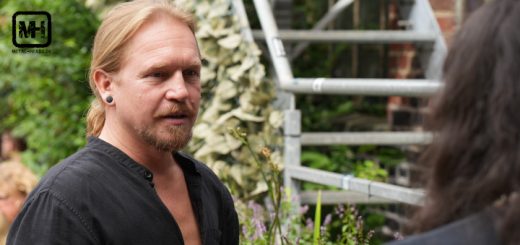 Nahaufnahme von Simon Wiedenhöft von Black Silence Productions im Gespräch.