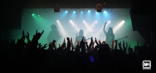 Blick auf die Bühne des ZappenDuster Open Air 2023: Das Publikum feiert die dänische Band Afsky.