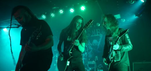 ZappenDuster Open Air 2023: Zwei Gitarristen von Heretoir unterhalten sich während der Show und lachen.