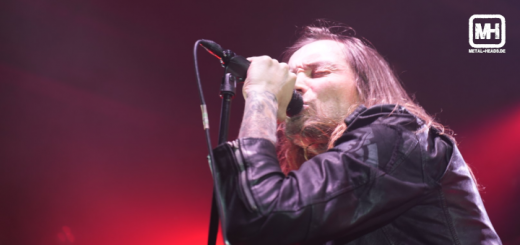 Kvelertak live in Köln: Nahaufnahme des Sänger mit emotionalem Gesichtsausdruck.