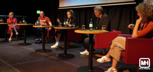LINA e.V.: Blick auf die Diskussionsrunde auf dem Podium.
