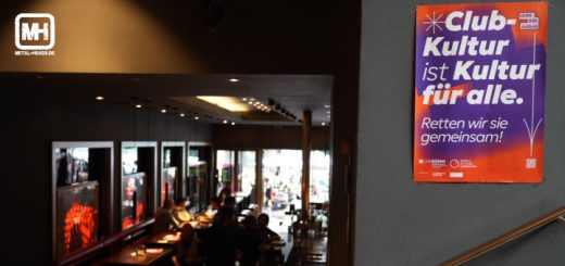 Ein Plakat mit dem Aufruf, Kultur zu retten, hängt in einem Treppenaufgang einer Kultureinrichtung.