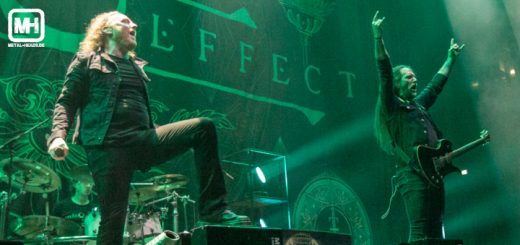 Mikael und Niclas von The Halo Effect heizen das Publikum an.