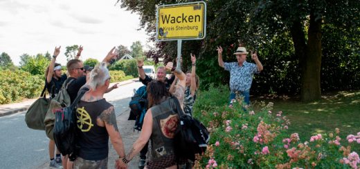 Tatort auf Wacken: Fans am Ortsschild.