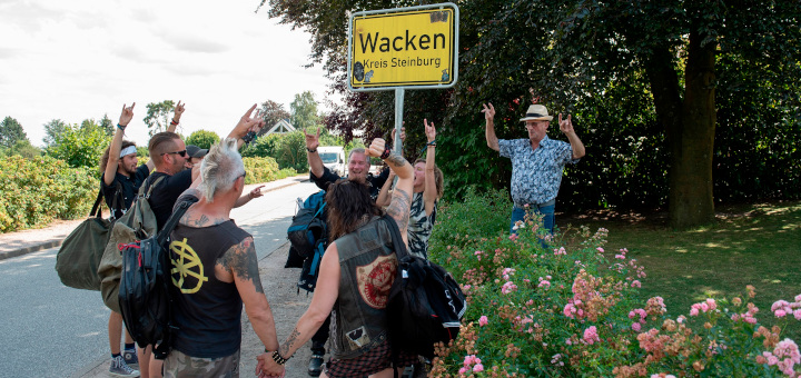 Tatort auf Wacken: Fans am Ortsschild.