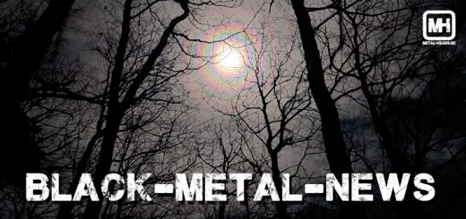 Schriftzug "Black Metal News" über einem Bild von kahlen Baumkronen im winterlichen Vollmond