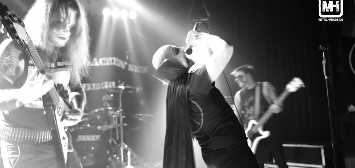 NAGEV live in Wuppertal 2024: Große Gesten auf der Bühne.