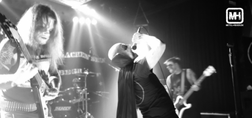 NAGEV live in Wuppertal 2024: Große Gesten auf der Bühne.