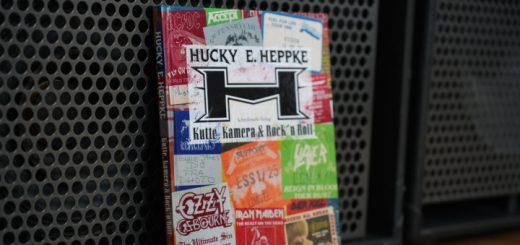 Huckys Buch lehnt an einem Verstärker.