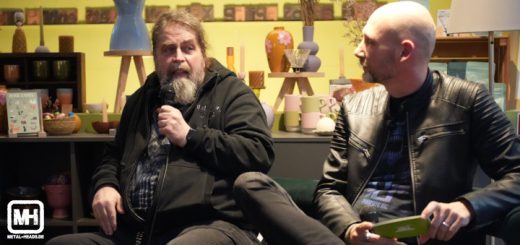 Christoph Heuer und Matthias Johannes Bauer von der IST-Hochschule im Interview auf einer Couch sitzend. Die beiden kucken sich dabei an.