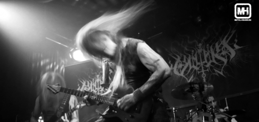 VLTIMA live in Würzburg 2024: Der Gitarrist beim Headbangen.