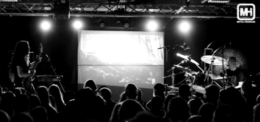 Die Bühne von BELL WITCH live in Oberhausen mit Videoinstallation zwischen den beiden Musikern.