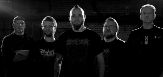 Die Band "Human Abyss" steht in einer Reihe in einem Flur mit weißen Backsteinen und blickt in die Kamera.