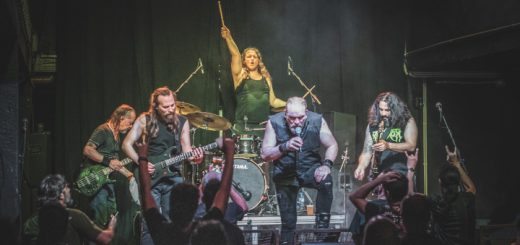 Die Band REBELLION bei einem Livekonzert aus der Zuschauerperspektive.