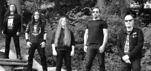 Die Band Sarcasm steht auf einer steinernen, alten Treppe vor Gebüsch und Bäumen.