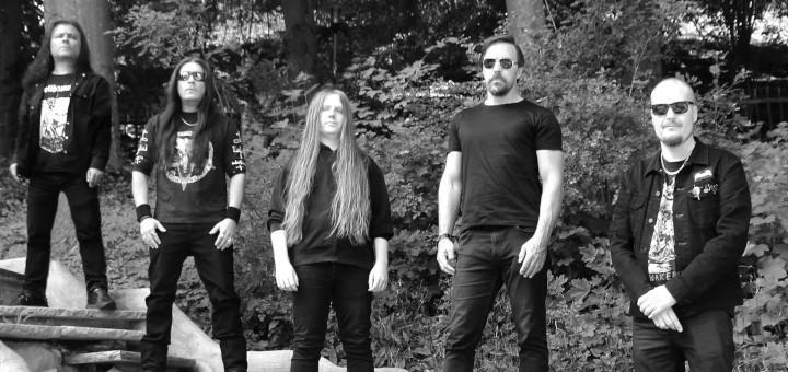 Die Band Sarcasm steht auf einer steinernen, alten Treppe vor Gebüsch und Bäumen.