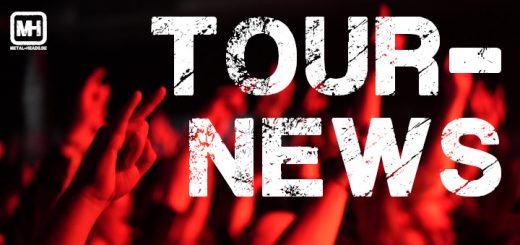 Gestreckte Hände des Publikums mit der Geste der gehörnten Hand. Schrift: "Tour-News"