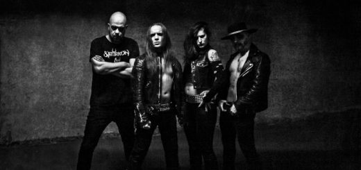 Die Band Black Totem vor einer dunklem Wand