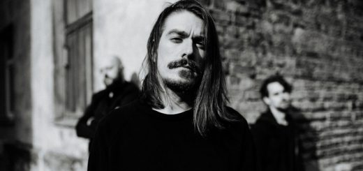 Bandfoto von FJORT an der Ecke eines alten Gebäudes.