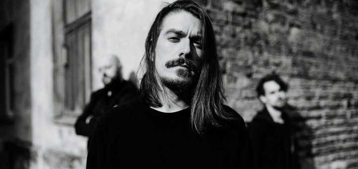 Bandfoto von FJORT an der Ecke eines alten Gebäudes.