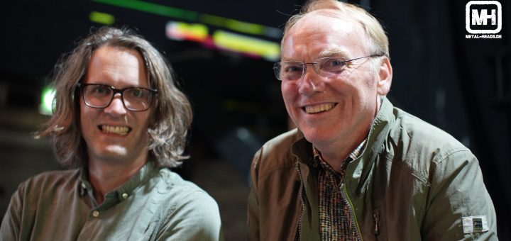 Gunnar Gessner und Holger Maack sitzen am Bühnenrand und blicken in die Kamera.