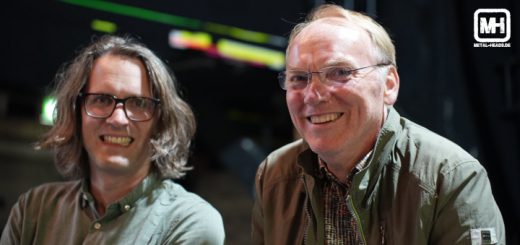 Gunnar Gessner und Holger Maack sitzen am Bühnenrand und blicken in die Kamera.