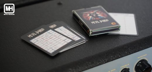 Das Spiel Metal Bango ausgebreitet auf einem Instrumentenverstärker.