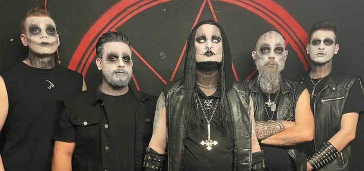 Rotting Demise mit Corpse Paint vor einem okkulten Symbol