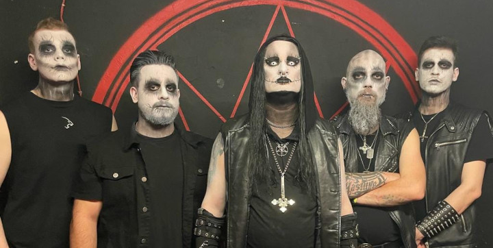 Rotting Demise mit Corpse Paint vor einem okkulten Symbol