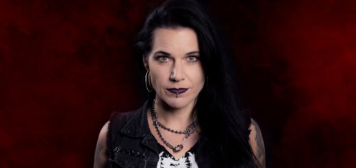 Britta Görtz vor schwarzem Hintergrund, frontal in die Kamera blickend.