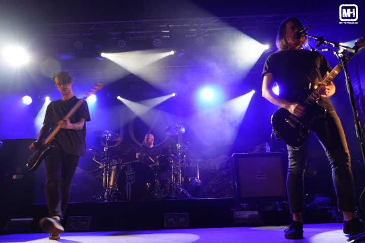 Fjørt auf der Bühne des Traumzeit Festivals in Duisburg 2024: Die Musiker in blauem Licht.