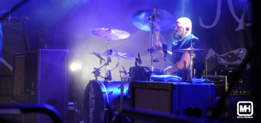 Fjørt auf der Bühne des Traumzeit Festivals in Duisburg 2024: Der Drummer vom seitlichen Bühnenrand fotografiert.