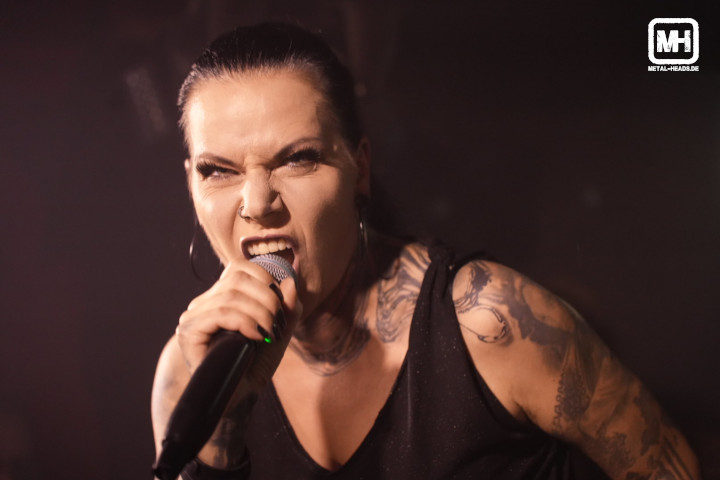 HIRAES live im Pitcher Düsseldorf, 27.06.2024: Britta schreit grimmig blickend in die Kamera