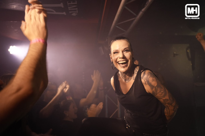 HIRAES live im Pitcher Düsseldorf, 27.06.2024: Britta strahlt in die Kamera, während vor Ihr das Publikum applaudiert