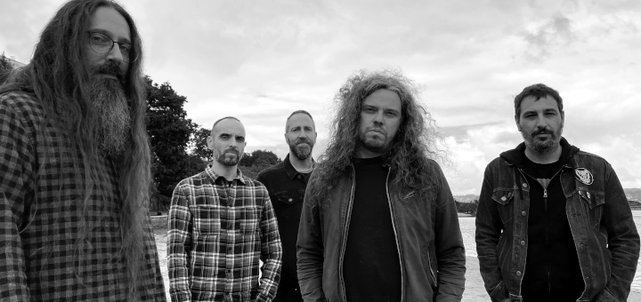 Die Band INERTH an einem Ufer