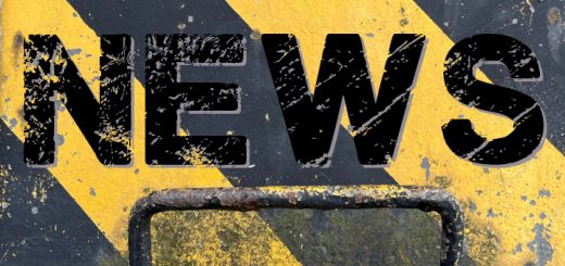 Text "News" vor einer rostigen Metallplatte, die gelb-schwarz gestreift lackiert war.