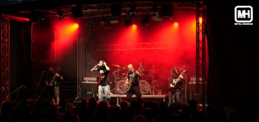 Blick auf die nächtliche, rot beleuchtete Bühne des Death Feast Open Air 2024.