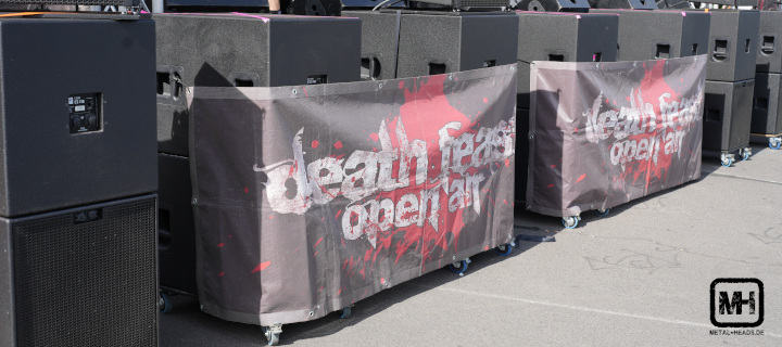 Death Feast Open Air: Blick auf Boxen und Banner vor der Bühne.