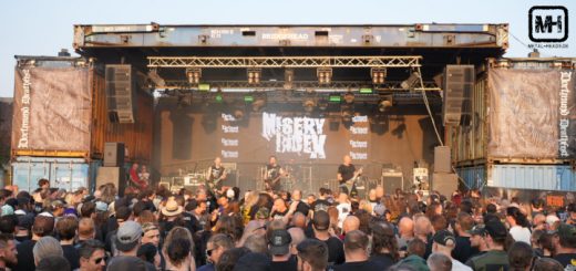 Blick aus der Entfernung auf die Bühne des Dortmund Deathfest. Die Band Misery Index steht auf der Bühne.