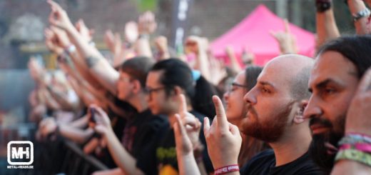 Blick auf die erste Reihe bei einem Metal-Festival. Die Fans zeigen die gehörnte Hand.