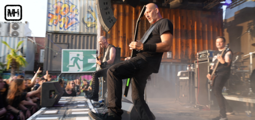 Dortmund Death Fest 2024: Die beiden Gitarristen von Misery Index haben beide in identischer Pose den linken Fuß auf dem etwas erhöhten Podest abgestellt, das als Egonase dient.