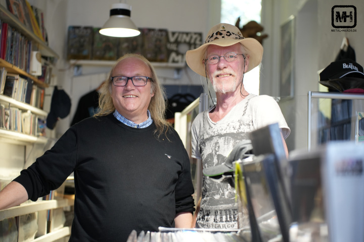 Plattenpapst Rolf und Wolf, der Inhaber des Duisburger Plattenladens "Die Schallplatte" im Laden zwischen den ganzen Platten.