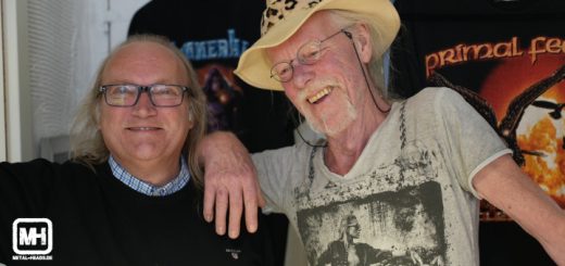 Das Team vom Plattenladen "Die Schallplatte" in Duisburg. Der Inhaber Wolfgang Hoffmeister kuckt zu Boden, lehnt auf seinem Mitarbeiter und lächelt stolz. Plattenpapst Rolf blickt in die Kamera.