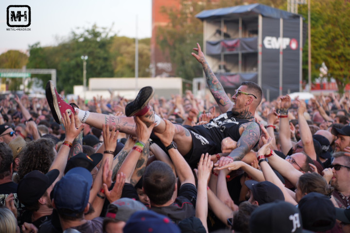 Ein Crowdsurfer auf dem Vainstream Festival 2024.
