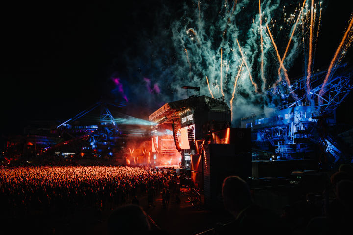 Feuerwerk über der Bühne des Full Force