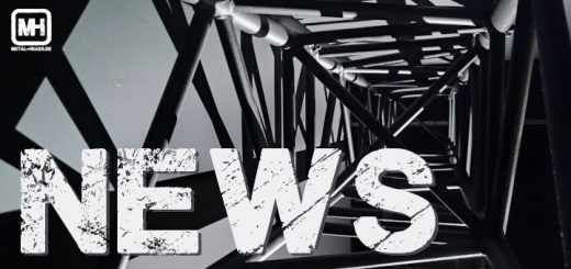 Blick in eine Rig- oder Traversenkonstruktion mit der Schrift "News"