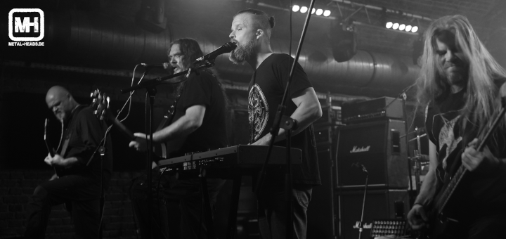 Borknagar - live Bochum 2024: Blick von der Seite auf Band und Bühne