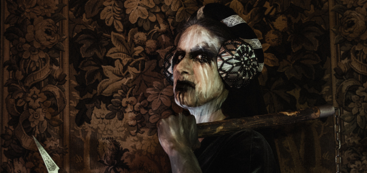Grylle: Mensch mit Corpse Painting in einem mittelalterlichen Szenario.