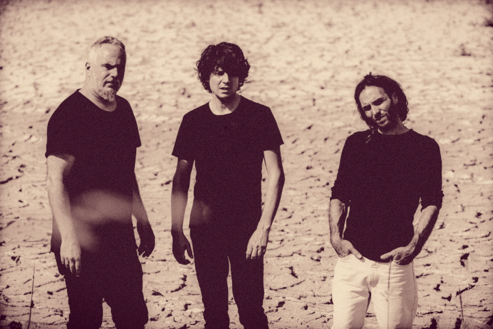Die Band für ausgetrocknetem Boden